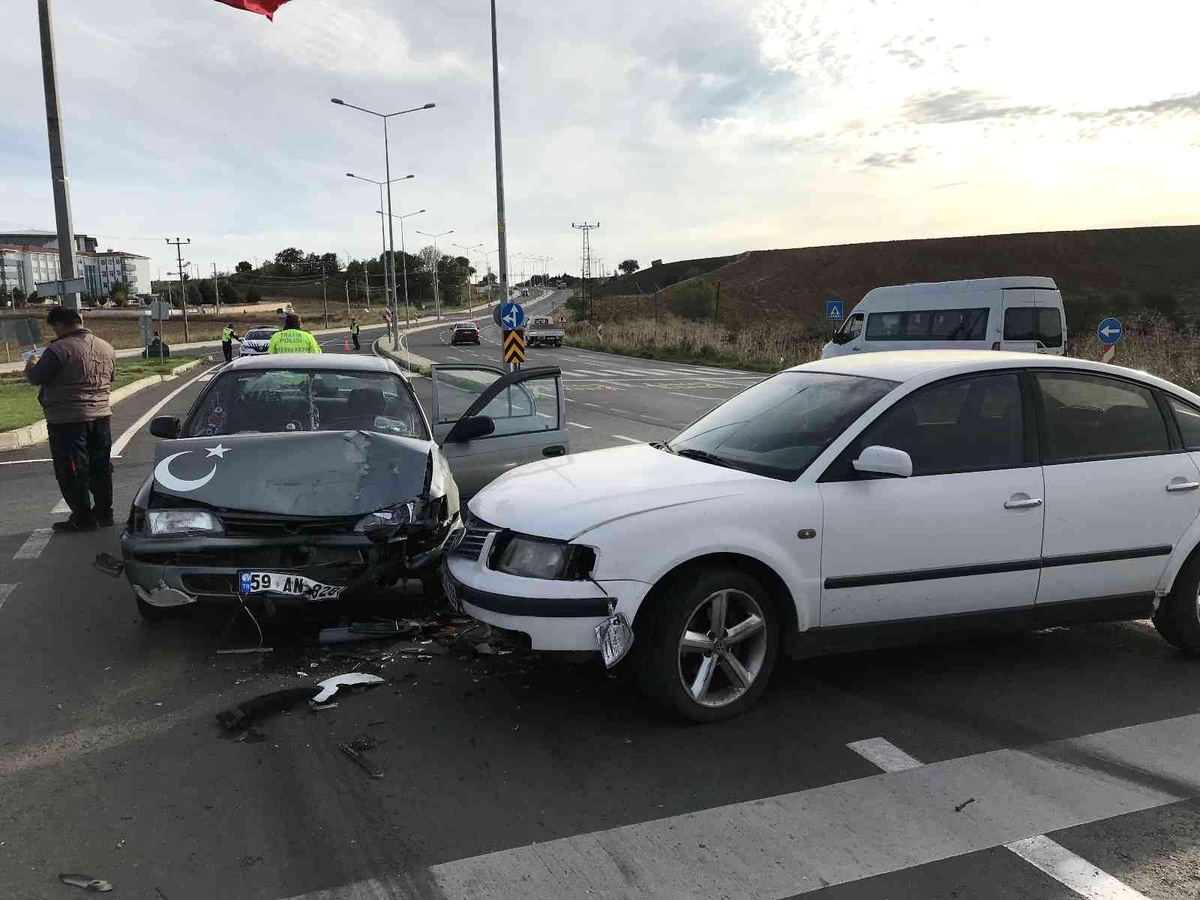 Son dakika haberleri... Kavşakta iki otomobil çarpıştı: 1 yaralı