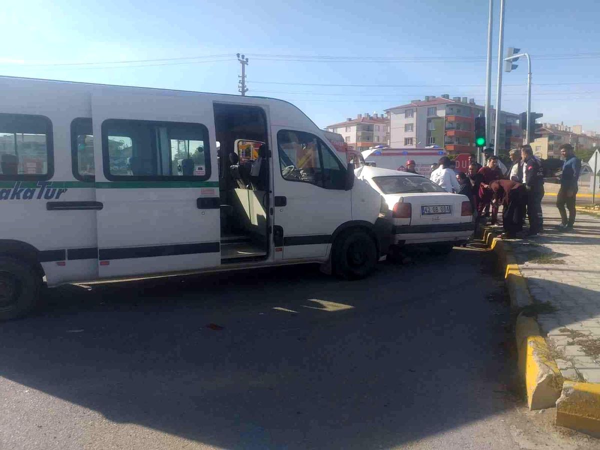 Son dakika haberleri! Konya\'da servis minibüsü ile otomobil çarpıştı: 2 yaralı