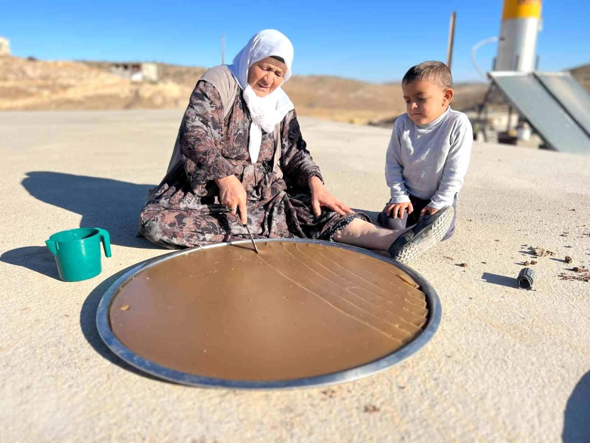 Mardin ekonomi haberleri... Mardin\'de pekmezden üretilen ürünlerin yapımına başlandı