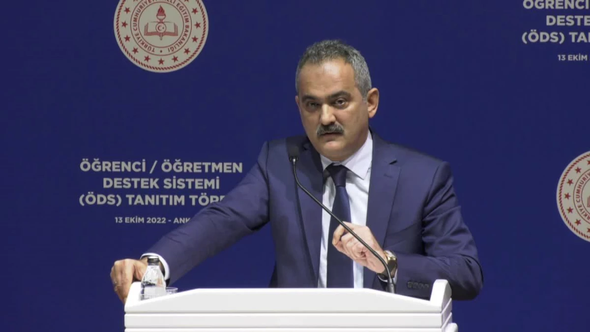 Milli Eğitim Bakanı Özer\'den Öğretmenlik Meslek Kanunu\'nu Eleştiren Sendikalara: "Bizden Daha Fazla Kimse Öğretmeni Sevemez"