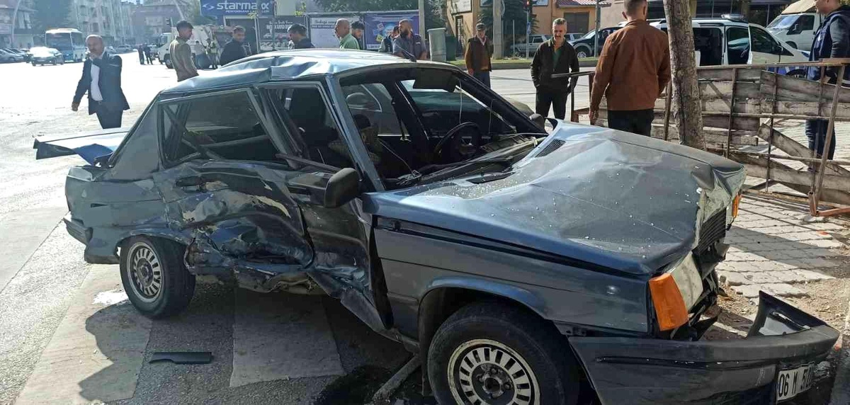 Son dakika haberi | Otomobiller kavşakta çarpıştı: 3 yaralı