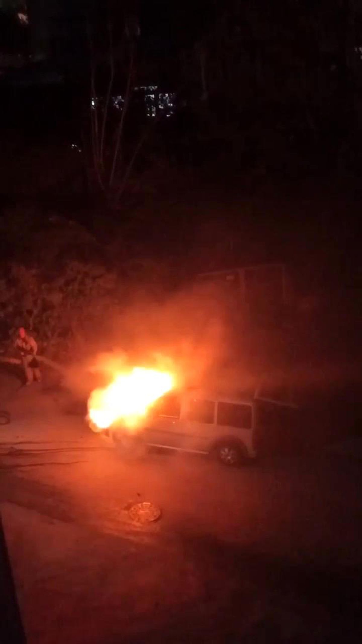 Pendik\'te park halindeki hafif ticari araç alev alev yandı