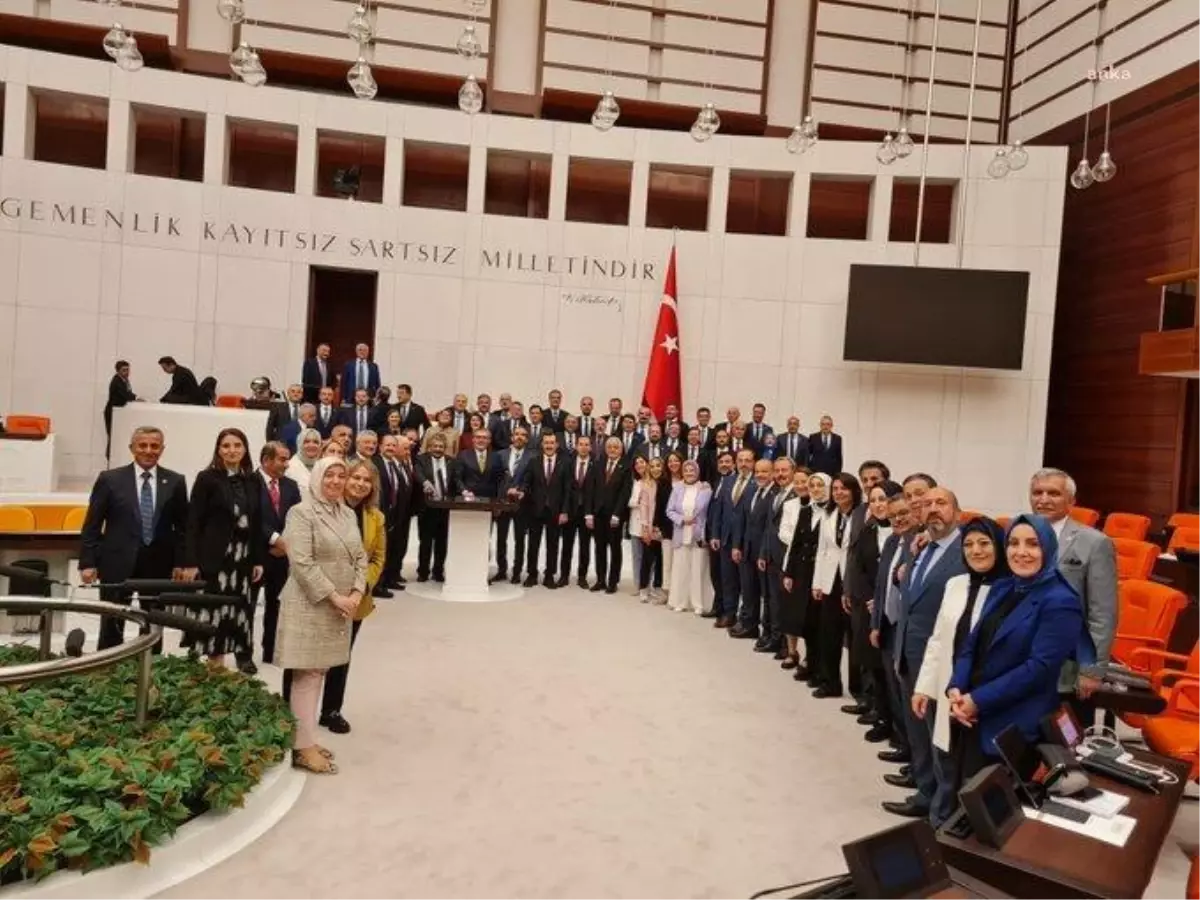 "Sansür Yasası" Teklifi, TBMM Genel Kurulu\'nda Oyçokluğu ile Kabul Edildi: AKP ve MHP Milletvekilleri Birlikte Fotoğraf Çektirdi
