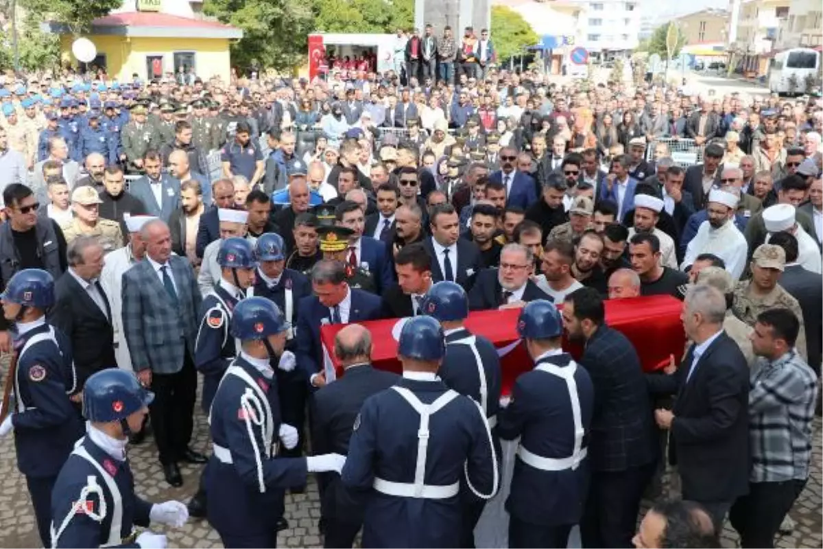 Son dakika haber! Şehit Uzman Çavuş Han, memleketi Van\'da toprağa verildi (2)