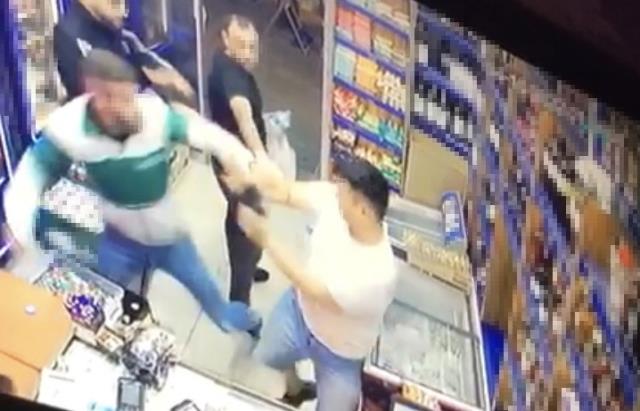 Sohbetine küfür katınca olanlar oldu! İmdadına müşteriler koştu Sohbetine küfür katınca olanlar oldu! İmdadına müşteriler koştu