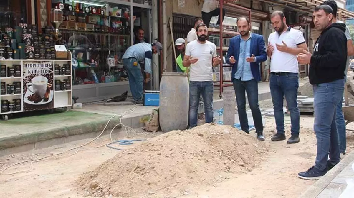 Sokak ortasındaki mezarı görenler dua okuyordu! Şaka amaçlı olduğu ortaya çıktı