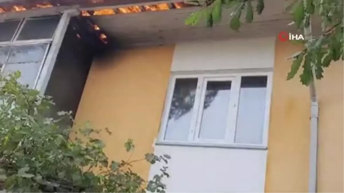 Amasya yerel haberleri... Suluova'da iki katlı evin çatısı yandı
