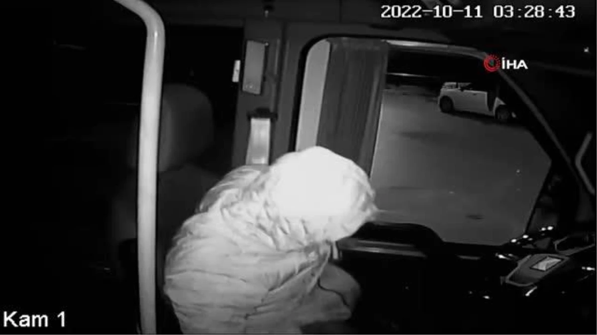 Tuzla\'da park halindeki minibüse küçük camdan giren hırsız kamerada