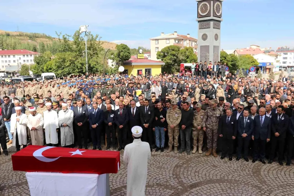 Vanlı şehit gözyaşları arasında son yolculuğuna uğurlandı