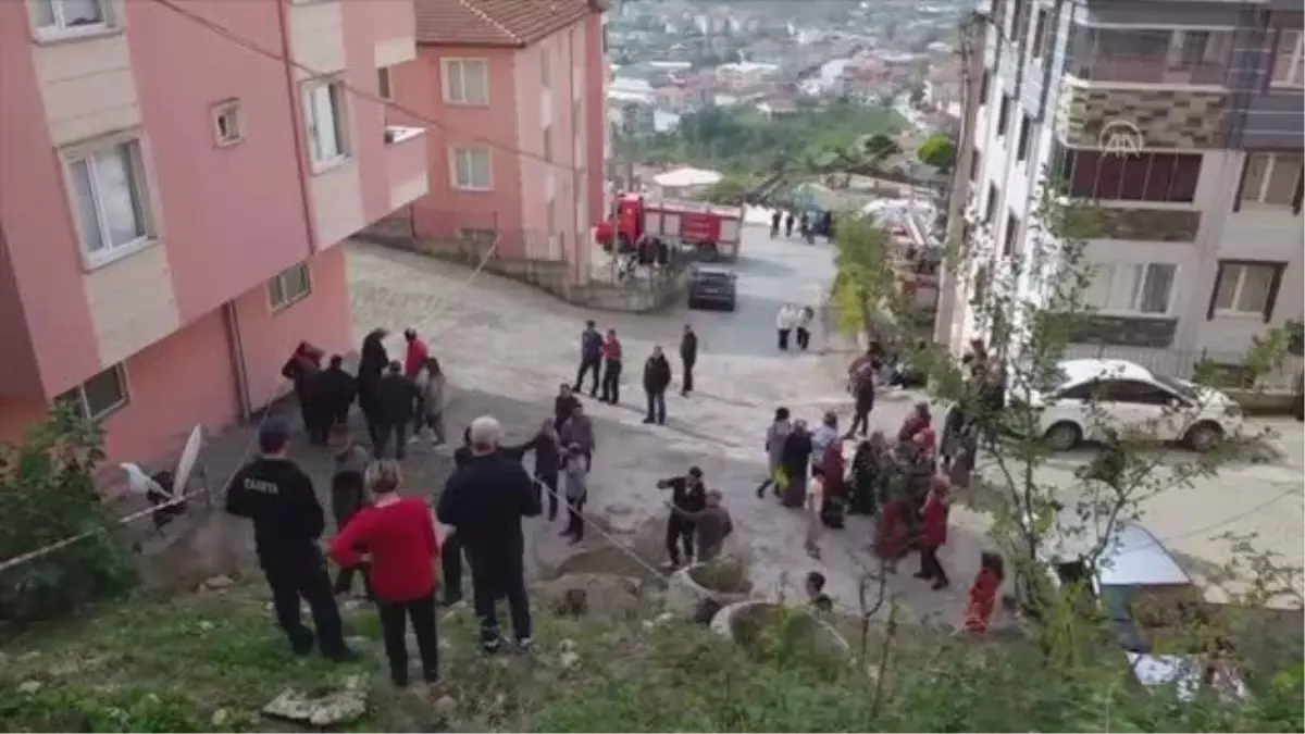 ZONGULDAK - Çöken istinat duvarı apartmana zarar verdi