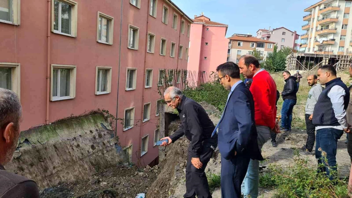 Zonguldak haberi! Zonguldak\'ta istinat duvarı çöktü: 20 daire tahliye edildi