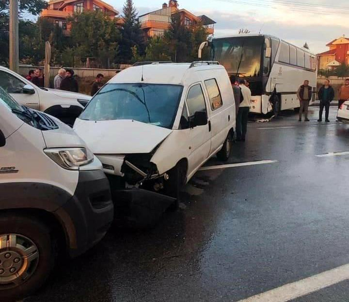 Son dakika 3. sayfa: 2 kişinin yaralandığı trafik kazasının ardından trafik kilitlendi