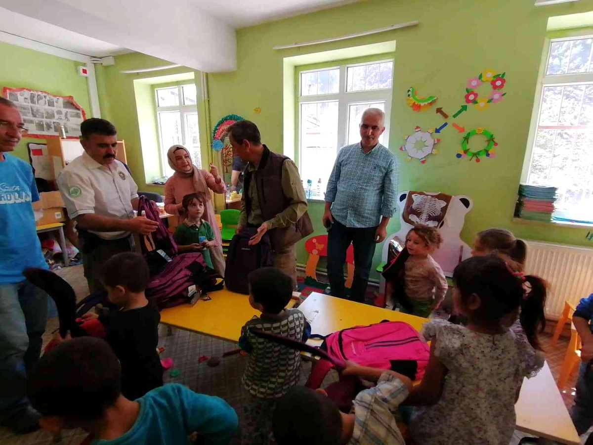 Anaokul öğrencilerine kırtasiye yardımı dağıtıldı