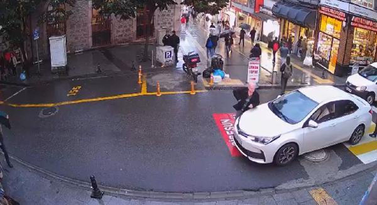 Son dakika haber! Araç çarpmış gibi kendisini yola bıraktı; o anlar kamerada