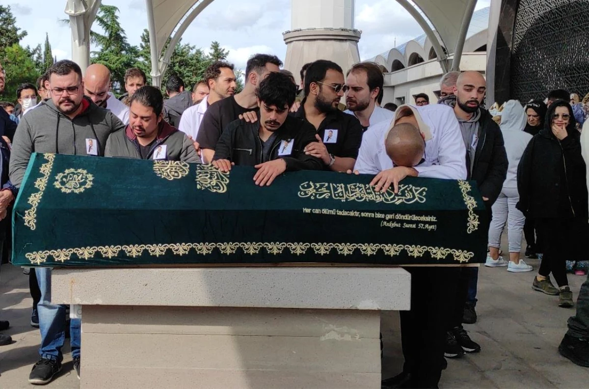 Ataşehir\'de kamyonetin çarpması sonucu hayatını kaybeden doktorun cenazesi defnedildi