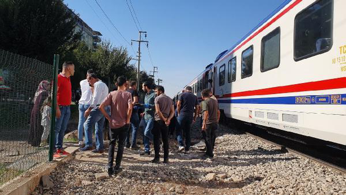 Demir yolunun karşısına geçmek isterken tren çarpmasıyla yaralandı