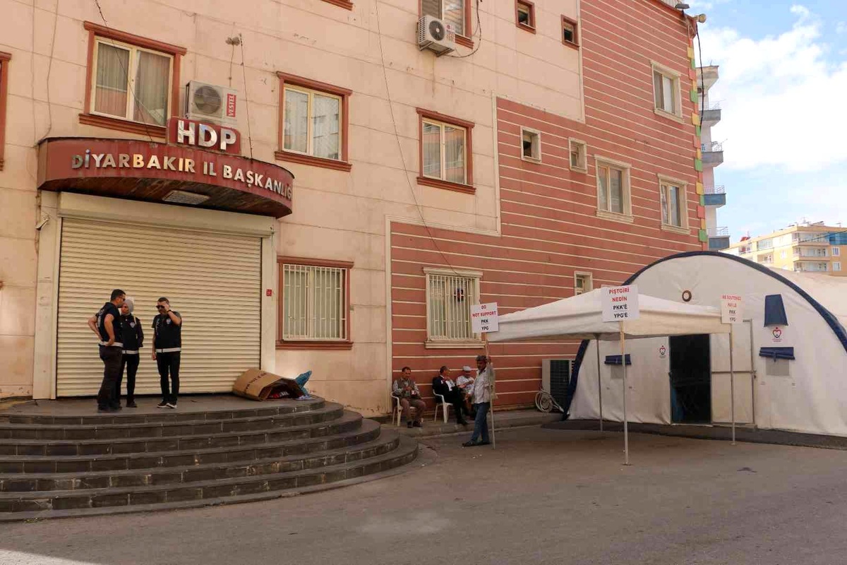 Diyarbakır haberleri: Diyarbakır\'da aileler bin 138 gündür evlatlarını HDP\'den istiyor