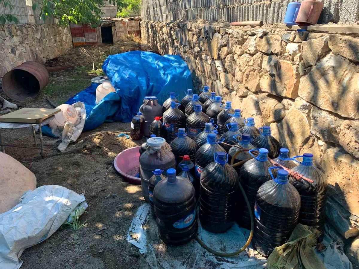 Elazığ 3. sayfa haberi... Elazığ\'da sahte içki operasyonu: 2 gözaltı