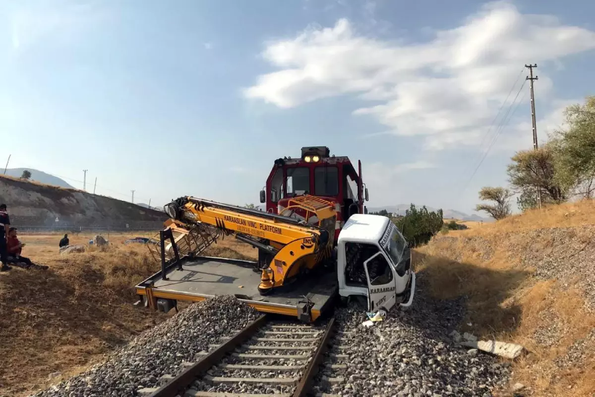 Elazığ gündem haberleri | Elazığ\'da yük treni mobil vince çarptı