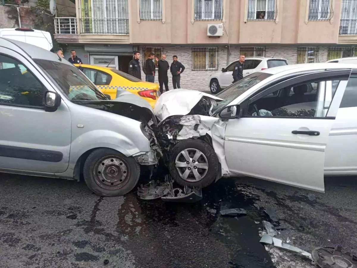 Eyüpsultan\'da feci kaza: Refüjü aşarak karşı şeride uçan araç otomobile çarptı