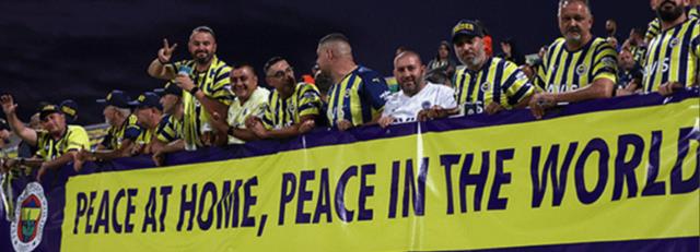 Güney Kıbrıs'ta skandal pankart! Fenerbahçe maçında AEK Larnaca taraftarı Atatürk'ü hedef aldı