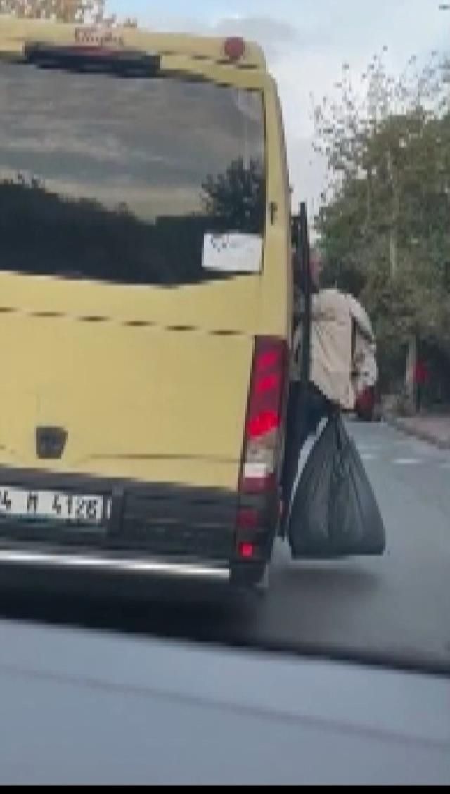 Güngören'de minibüs kapısından sarkarak yolculuk