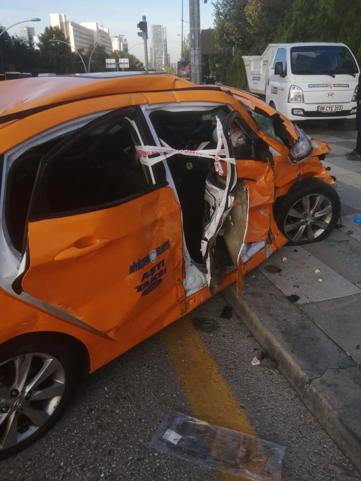 HDP milletvekillerini taşıyan minibüs ile çarpışan taksinin şoförü hayatını kaybetti