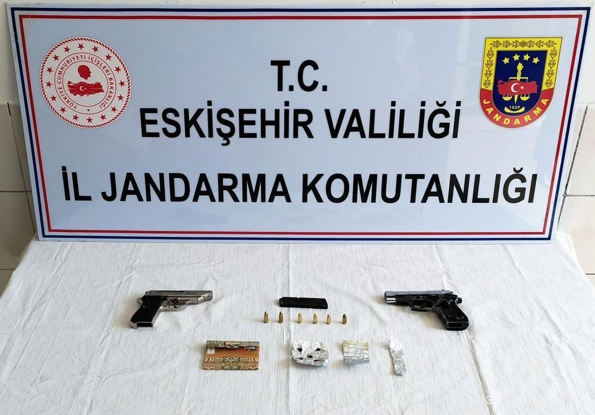 Hırsızlıktan aranan 2 şüphelinin aracında silah ve uyuşturucu madde ele geçirildi