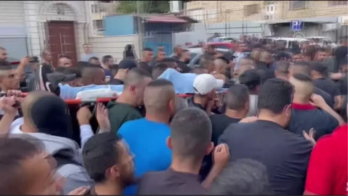 Son dakika haberi: İsrail güçlerince öldürülen Filistinli genç son yolculuğuna uğurlandı (2)