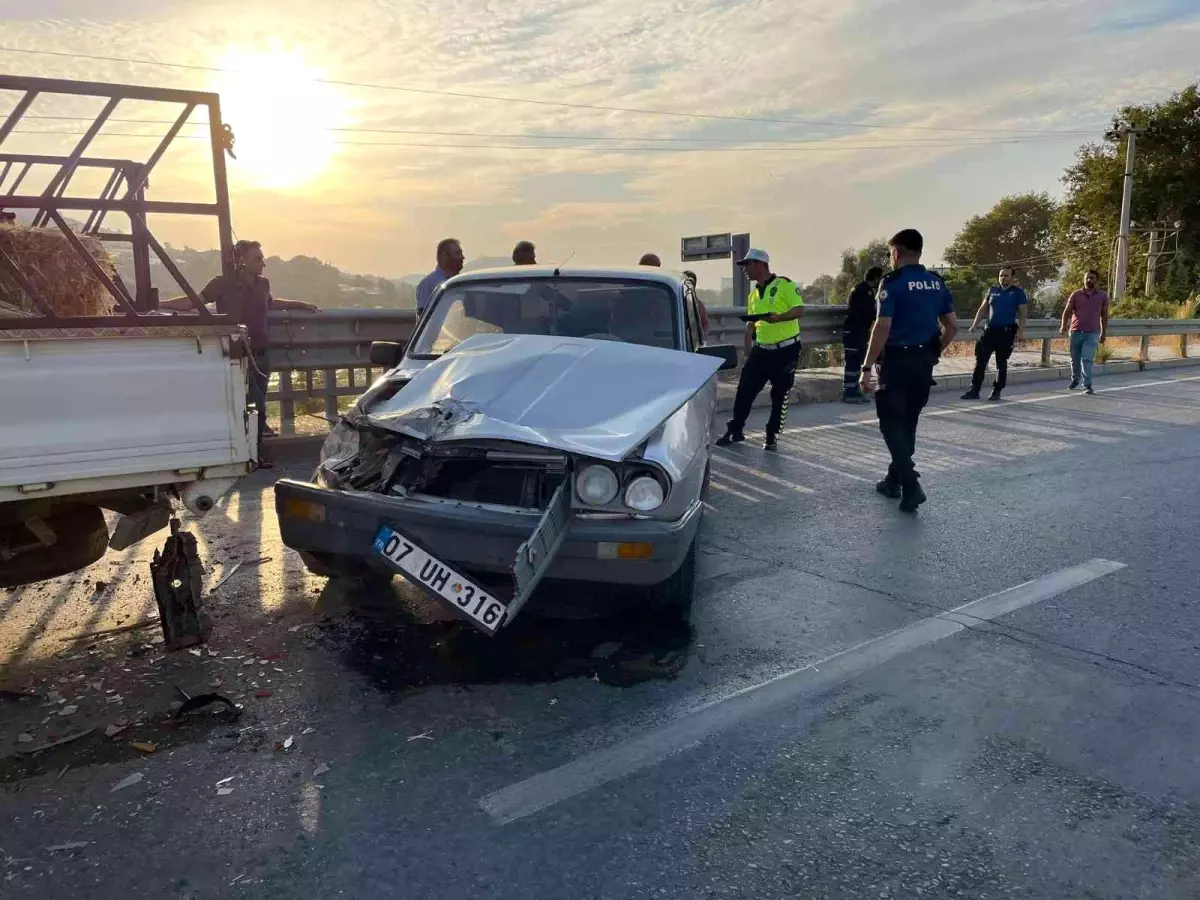 Kasaları almak için duran kamyonete otomobil çarptı: 1 yaralı