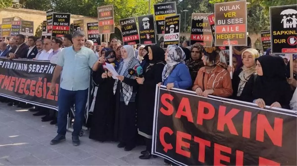 Şanlıurfa\'da düzenlenen LGBT karşıtı yürüyüşte ortalık karıştı! Gerginlik, güvenlik görevlilerinin araya girmesiyle son buldu