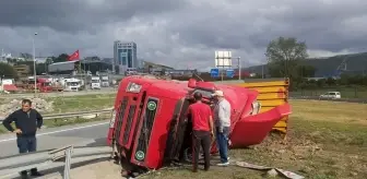 Seyir halindeki tır devrildi, sürücü yara almadan kurtuldu