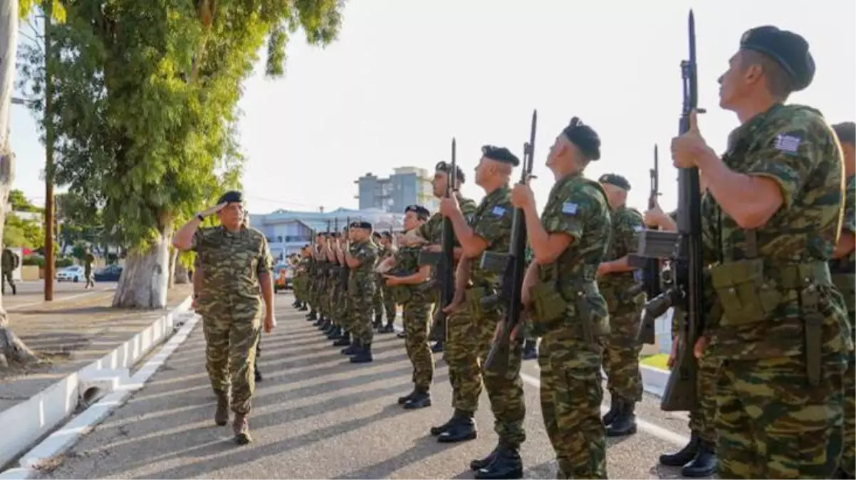 Ege\'de provokatif ziyaret! Yunanistan Genelkurmay Başkanı Sakız Adası\'na gitti