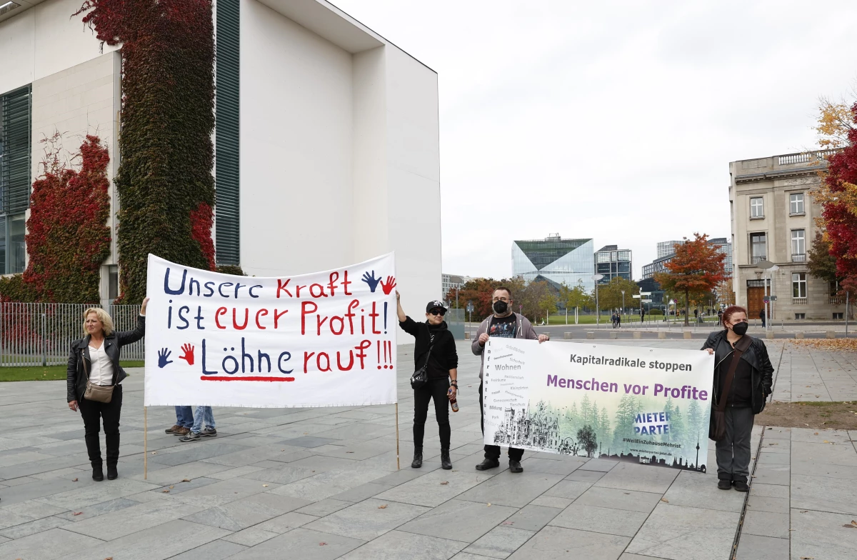 Almanya\'da artan fiyatlar Başbakanlık Binası önünde protesto edildi