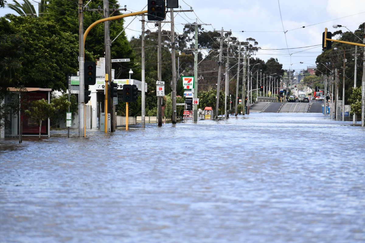 Avustralya\'da Sel Nedeniyle Sular Altında Kalan Bir Cadde