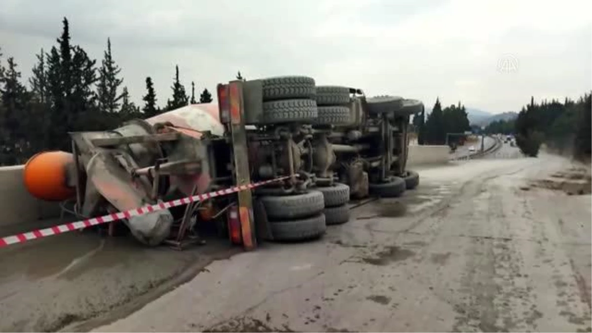 Aydın haberi... Aydın\'da devrilen beton mikserinin sürücüsü yaralandı