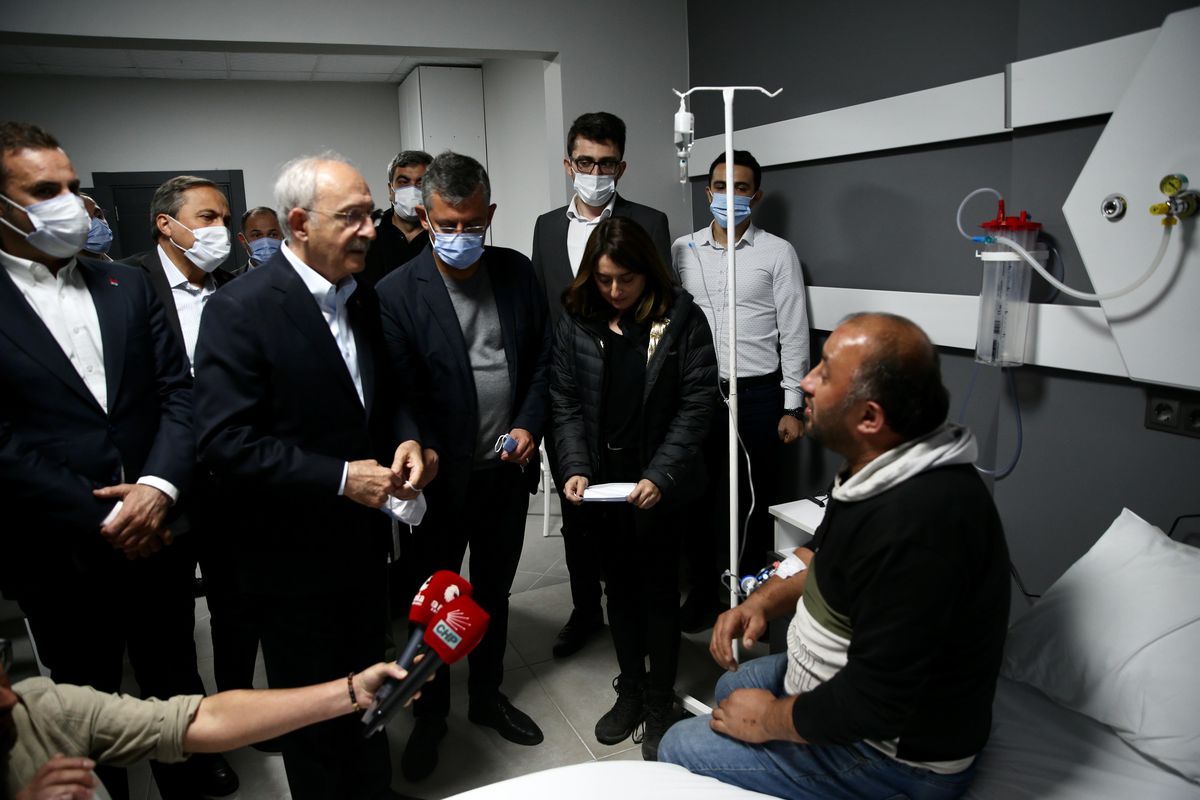 CHP Genel Başkanı Kılıçdaroğlu\'ndan maden ocağındaki patlamada yaralanan işçiye ziyaret