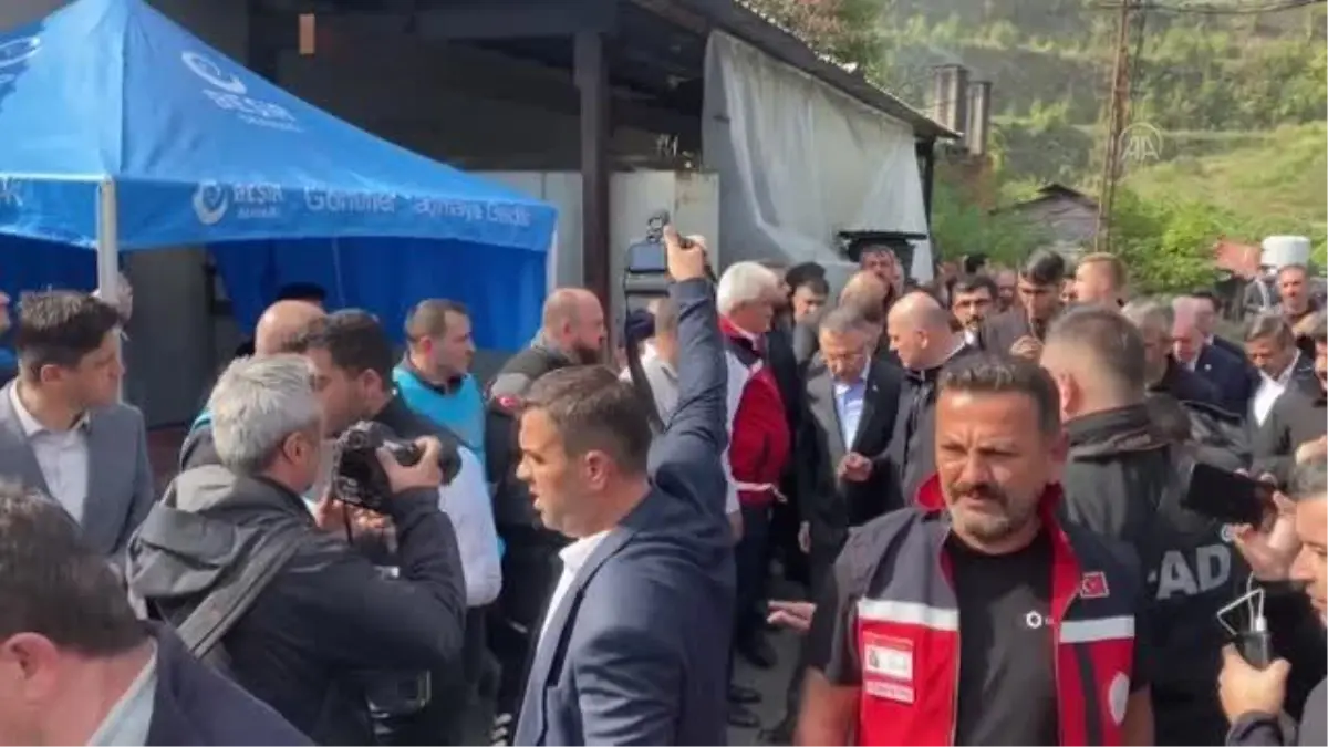 Son dakika gündem: Cumhurbaşkanı Yardımcısı Oktay, maden ocağında meydana gelen patlamanın yaşandığı bölgeye geldi