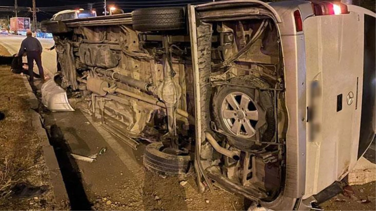 Denizlispor kafilesini taşıyan minibüs, Afyonkarahisar\'da kaza yaptı: 4\'ü futbolcu 12 kişi yaralandı