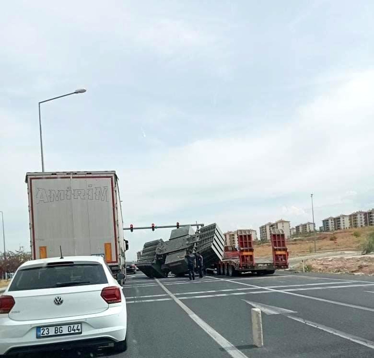 Elazığ 3. sayfa haberleri: Elazığ\'da trafo yüklü tır yan yattı