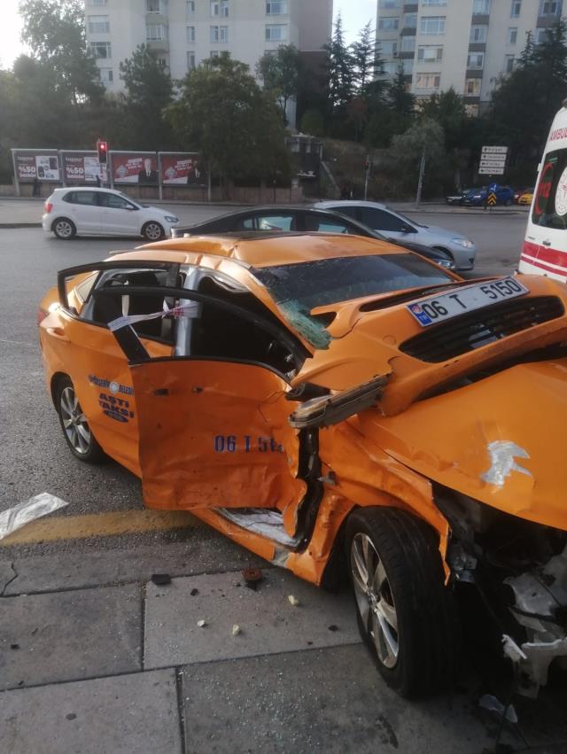 HDP'li vekilleri taşıyan araç taksiyle çarpıştı: 1 ölü