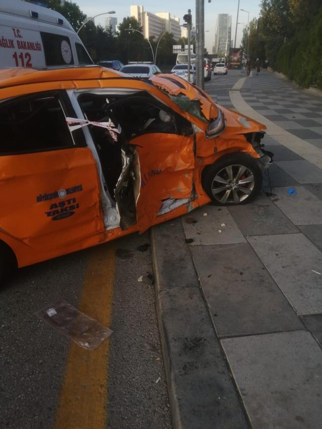 HDP'li vekilleri taşıyan araç taksiyle çarpıştı: 1 ölü