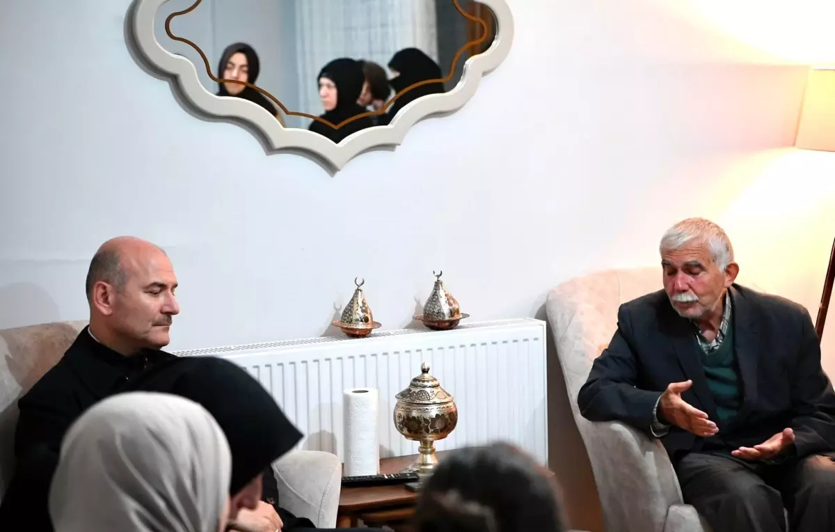 Bakan Soylu\'dan, hayatını kaybeden madenciler Saban ve Kaval\'ın evine taziye ziyareti