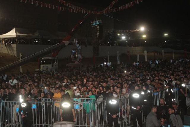 İngiltere'nin 'Gitmeyin' uyarısı yaptığı ilimizdeki konsere 20 bin kişi katıldı