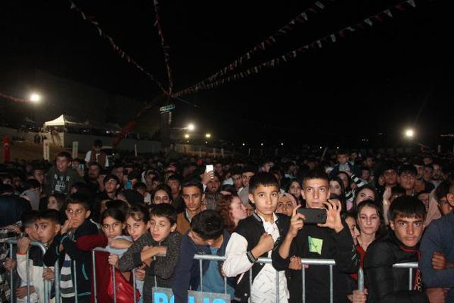 İngiltere'nin 'Gitmeyin' uyarısı yaptığı ilimizdeki konsere 20 bin kişi katıldı
