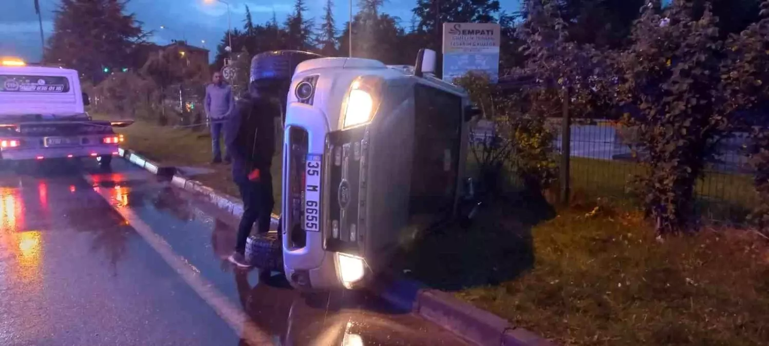 Isparta haberleri! Isparta\'da kamyonet devrildi: 4 yaralı