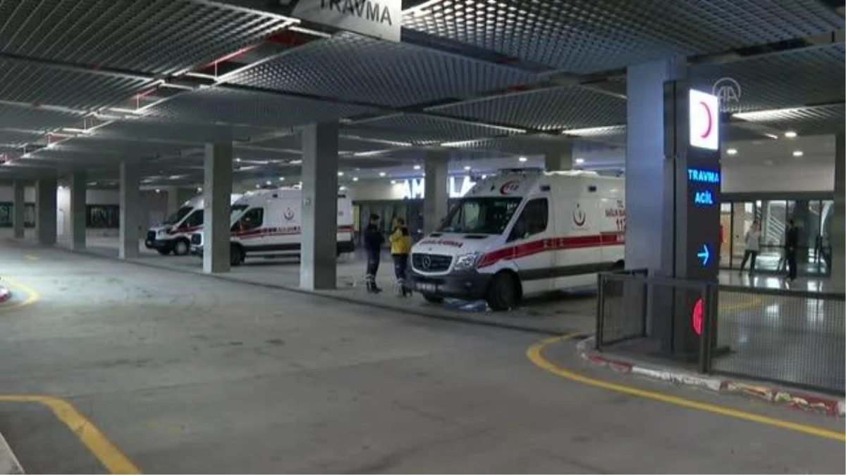 İstanbul\'da tedavileri süren maden ocağı patlamasında yaralananların yakınları hastanede bekliyor