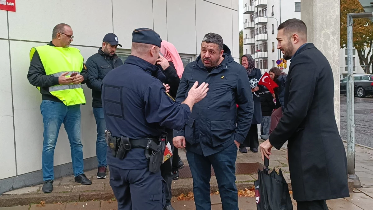 İsveç\'te Cumhurbaşkanı Erdoğan\'a hakaret içerikli program yayımlayan SVT protesto edildi