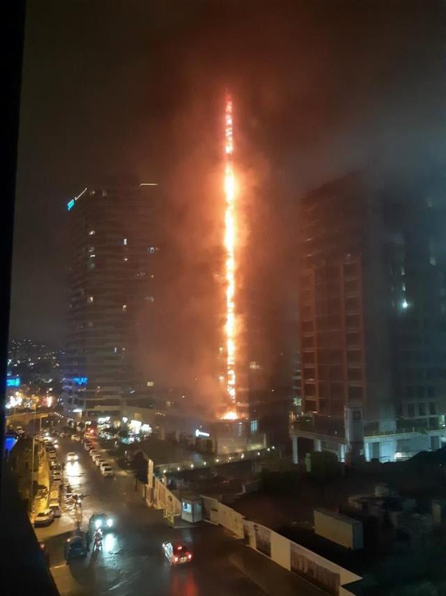 Kadıköy'de gökdelende yangın! Olay yerine çok sayıda itfaiye sevk edildi
