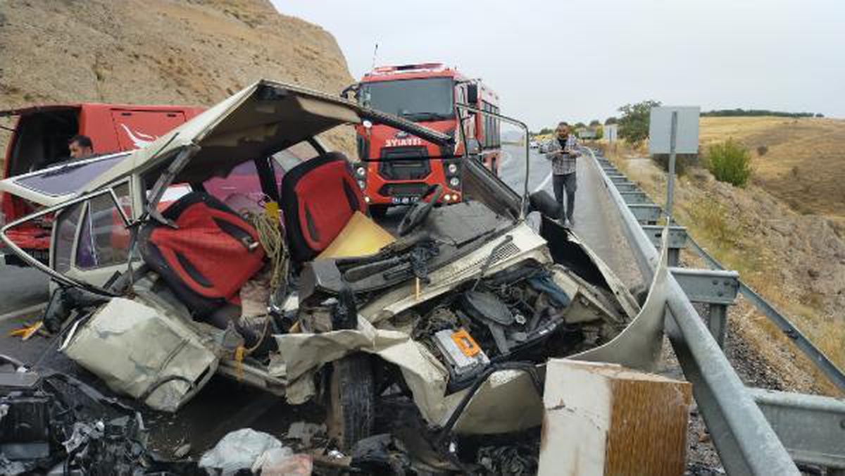Malatya haberi: Malatya\'da otomobiller çarpıştı: 1 ölü, 4 yaralı
